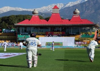 धर्मशाला मैच के दूसरे दिन बल्लेबाजी पर उतरे रोहित शर्मा। 
फोटो-बीसीसीआई।