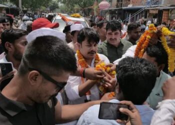 कांग्रेस प्रत्याशी आकाश सिंह ने एकमा में किया रोड शो
